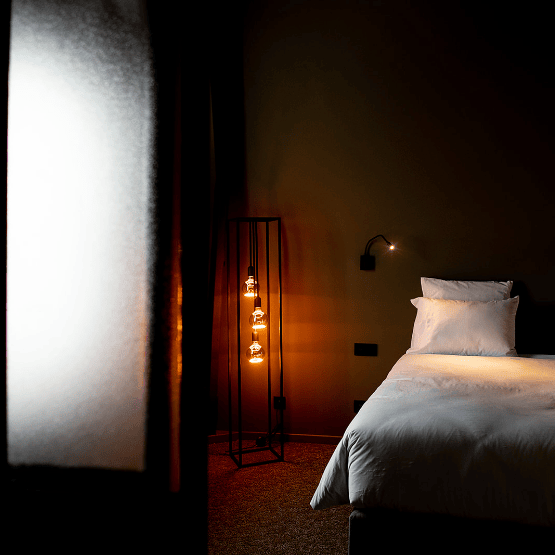 Un lit double avec une lumière tamisée